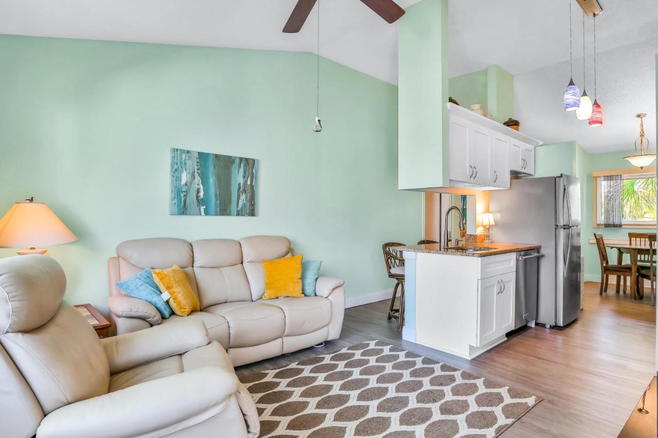 Happiness Comes In Waves Apartment *