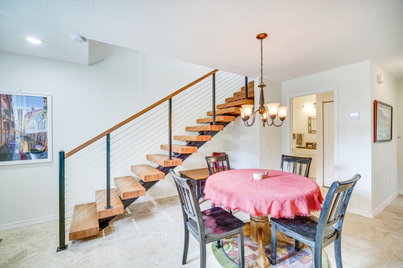 2-story Walk To Public Beach! Holiday home