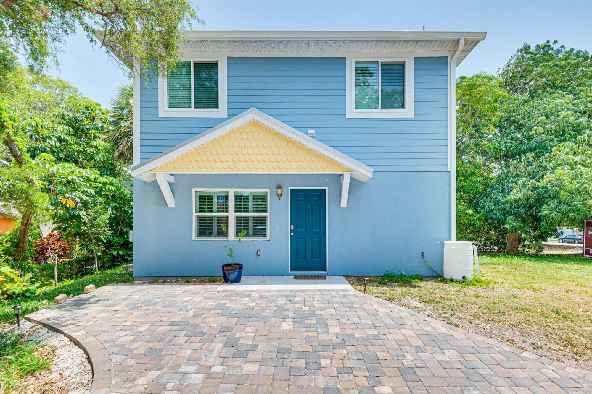Holiday home 2-story Walk To Public Beach!