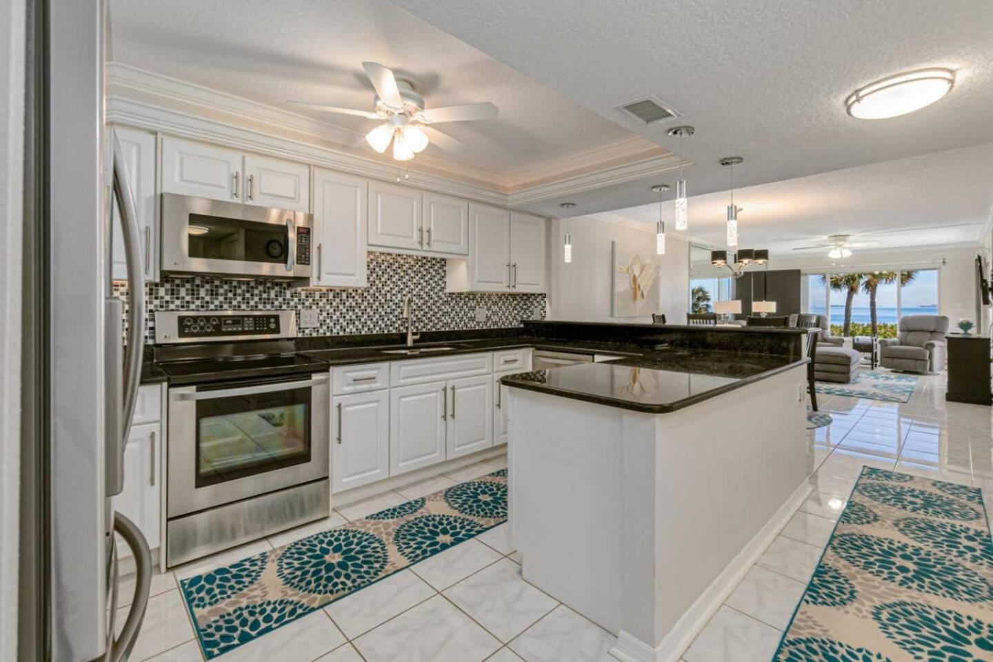 201 - 2 Bedroom 2 Bath Luxury Unit W Sea Breeze! Holiday home