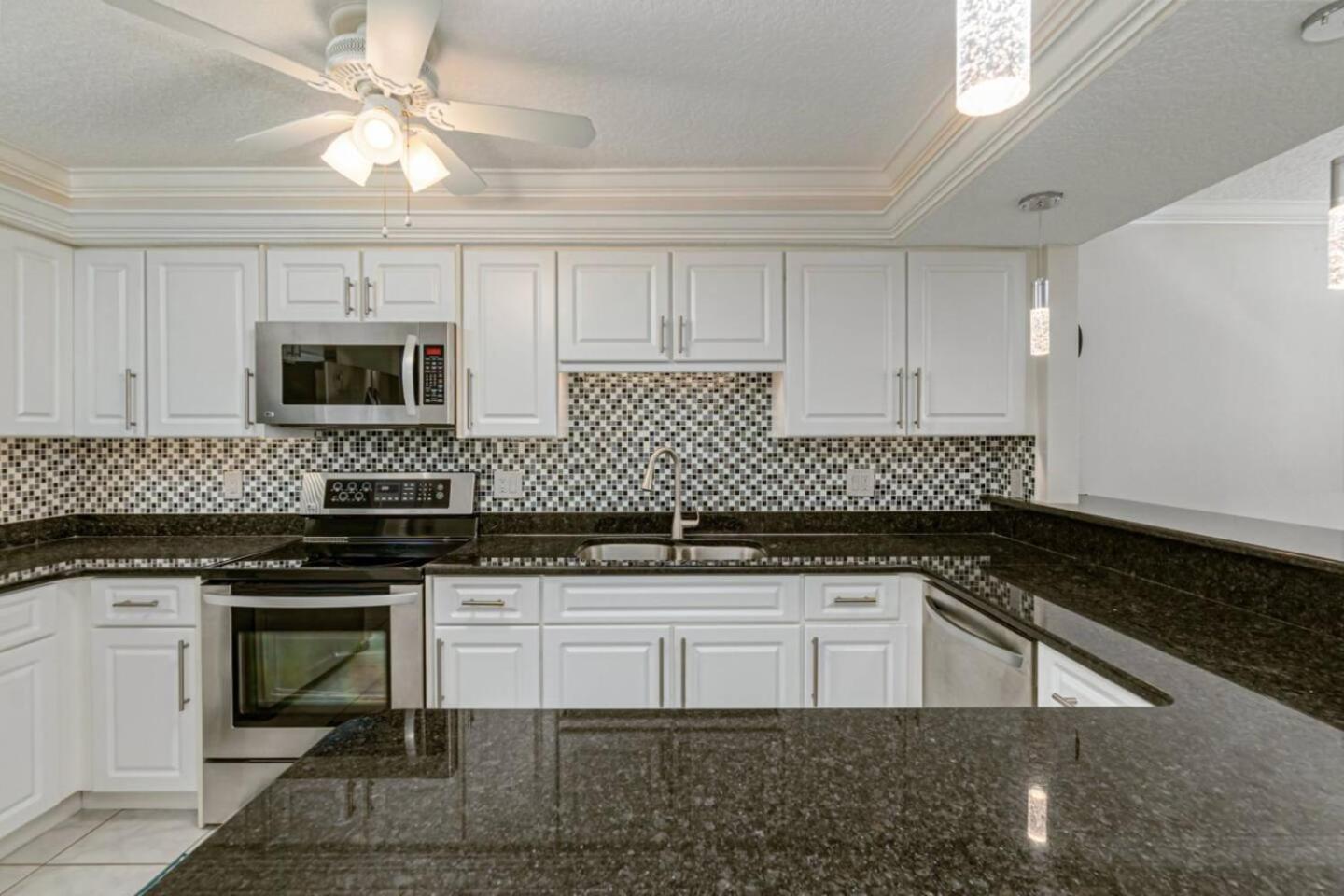 201 - 2 Bedroom 2 Bath Luxury Unit W Sea Breeze! Holiday home *