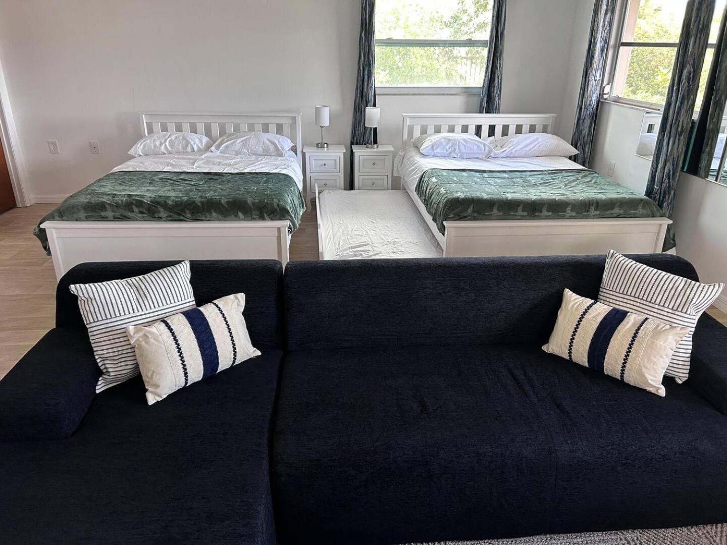 Holiday home 5 Bedroom Pool House Air Hockey Walk To