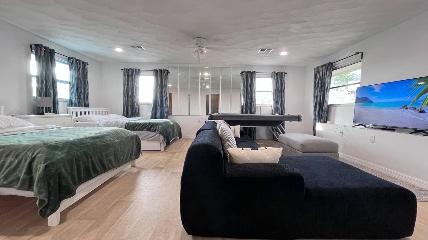 Holiday home 5 Bedroom Pool House Air Hockey Walk To *